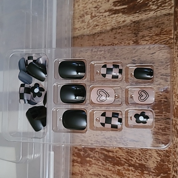 2/$16 Black Hearts & Flowers Press On Nails - Picture 11 of 13